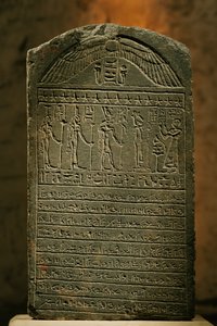 Stela z Padiset, wapień, późny okres, Muzeum Egipskie, Kair, 2002 (zdjęcie) autorstwa Kenneth Garrett