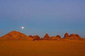 Piramida Taharka, Piramida Aspelta, cmentarzysko z 25. dynastii, Nuri, Sudan, Nubia, Nub..., 2007 (zdjęcie) autorstwa Kenneth Garrett