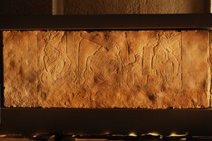Ława tronowa Świątyni 19, Palenque, Meksyk, rzeźba Akhal Mo Nab, 2005 (zdjęcie) autorstwa Kenneth Garrett