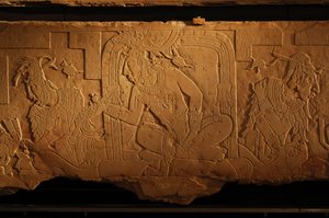 Świątynia 21, ława tronowa, rzeźba króla Akhala Mo Nab, Palenque, Meksyk, 2005 r. (fot.) autorstwa Kenneth Garrett