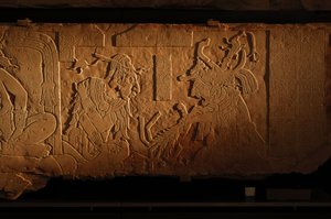 Świątynia 21, ława tronowa, rzeźba króla Akhala Mo Nab, Palenque, Meksyk, 2005 r. (fot.) autorstwa Kenneth Garrett