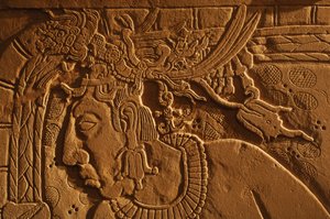Świątynia 21, ława tronowa, rzeźba króla Akhala Mo Nab, Palenque, Meksyk, 2005 r. (fot.) autorstwa Kenneth Garrett