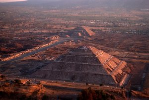 Teotihuacan; Piramida Księżyca; Piramidy; Mezoameryka; Meksyk; Starożytne kultury..., 2005 (zdjęcie) autorstwa Kenneth Garrett