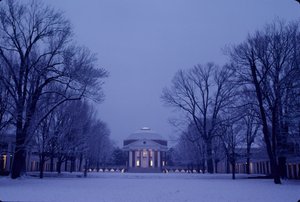 University of Virginia, Charlottesville, VA; założony i zaprojektowany przez Thomasa Jeffersona, 2004 (zdjęcie) autorstwa Kenneth Garrett