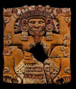 mm7677, Greatest Aztecs, Tlaltechutli Stone przeniesiony do muzeum, Templo Mayor, Mexico City, Meksyk..., 2010 (zdjęcie ilustracyjne) autorstwa Kenneth Garrett