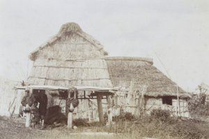 Magazyn Ajnów z dziećmi Ajnów, ok. 1890 (odbitka żelatynowo-srebrowa) autorstwa Kenzô Tamoto