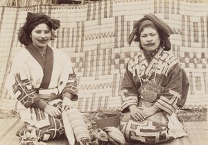 Kobiety Ainu, ok. 1890 (srebrna odbitka żelatynowa) autorstwa Kenzô Tamoto