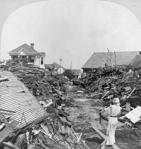 Przejście przez gruz, North na 19th Street, Galveston autorstwa Keystone View Company