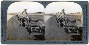 Transport soli do wnętrza taczką, Chiny, 1906 autorstwa Keystone View Company
