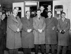W drodze do Wolverhampton na mecz piłki nożnej Anglia – Walia, 1936 autorstwa Keystone View Company