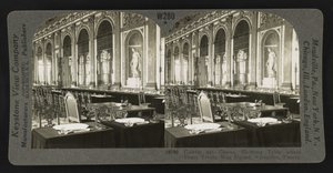 Galerie des Glaces, pokazująca stół, na którym podpisano traktat pokojowy, Wersal autorstwa Keystone View Company