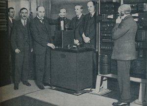 Nowa magia: wysyłanie zdjęć przez sieć bezprzewodową i nieunikniony telefon, c1935 autorstwa Keystone View Company