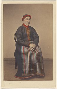 Dziewczyna z Osterfjorden. [kobieta w stroju norweskim, siedząca]. autorstwa Knud Knudsen