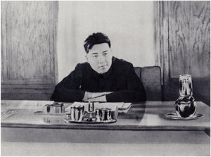 Towarzysz Kim Il-sung w swoim biurze w Radzie Ludowej Korei Północnej (lito) autorstwa Korean Photographer