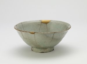 Misa, pocz. XVII w. (porcelana z przeźroczystą, jasnoniebieską emalią, naprawy złotym lakierem) autorstwa Korean School