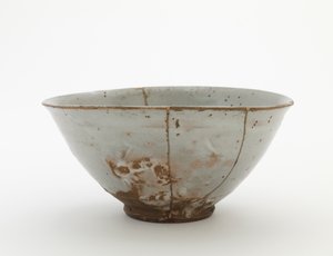 Misa, koniec XVI-początek XVII w. (porcelana z prześwitującą glazurą, naprawy złotym i czerwonym lakierem) autorstwa Korean School