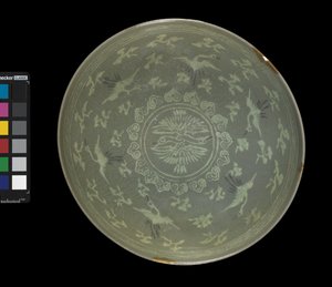 Miska z żurawiami i chmurami, ok.1150-1200 (kamionka szkliwiona seledynem) autorstwa Korean School