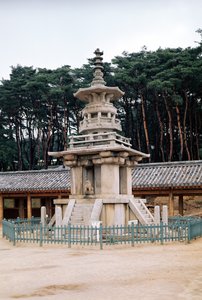 Tabo-tap (Pagoda Prabhutaratna), część kompleksu świątyni Pulkuk-sa, po raz pierwszy zbudowana w 528, rozbudowana w 751 i odbudowana po pożarze w latach 1612-59 autorstwa Korean School