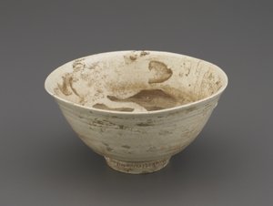 Miseczka do herbaty (koraijawan), II poł. XVI w. (porcelana z przeźroczystą emalią, naprawy złotym lakierem)