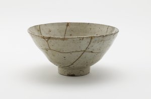 Miseczka do herbaty (koraijawan), II poł. XVI w. (porcelana z przeźroczystą, jasnoniebieską emalią, naprawy złotym lakierem) autorstwa Korean School