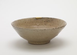 Filiżanka do herbaty, II poł. XVI w. (kamionka, porcelana nieszkliwiona, szkliwiona bezbarwna, zaprawione złotym lakierem) autorstwa Korean School