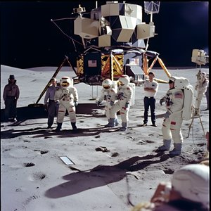 Grupa osób z kamerą telewizyjną pokazującą fałszywy projekt Apollo 11 1