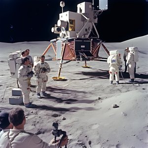 Grupa osób z kamerą telewizyjną pokazującą fałszywkę projektu Apollo 11 2