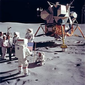 Grupa osób z kamerą telewizyjną pokazującą fałszywy projekt Apollo 11 3