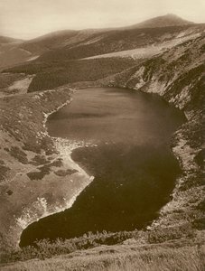 Wielki Staw i Śnieżka; Wielki Staw i Schneekoppe (Karkonosze) (zdjęcie czarno-białe) autorstwa Kurt Hielscher