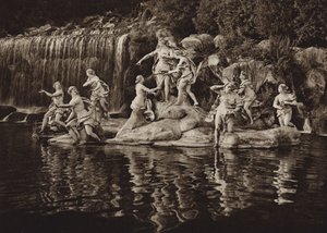 Włochy: Caserta, Diana Group, w parku (zdjęcie czarno-białe) autorstwa Kurt Hielscher