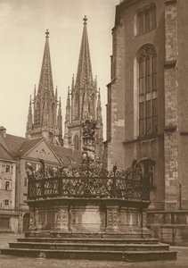 Ratyzbona, fontanna z 1721 r. na Neupfarrplatz i wieże katedralne; Ratyzbona, Fontanna (1721) na „Neupfarr Platz” i Katedra (zdjęcie czarno-białe) autorstwa Kurt Hielscher
