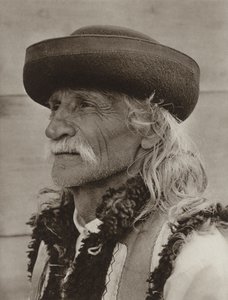Rumunia: Arbora, stary chłop (zdjęcie czarno-białe)