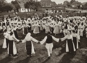 Rumunia: Rusu Bargaului, Hora (zdjęcie czarno-białe) autorstwa Kurt Hielscher