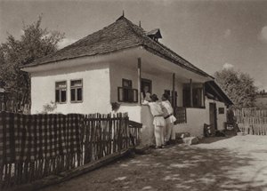 Rumunia: Voinesti, domy chłopskie (zdjęcie czarno-białe)