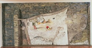 Płaskorzeźba „Merzbarn” autorstwa Kurt Schwitters