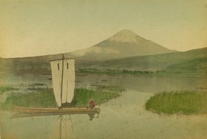 Japonia: Mount Fuji-Yama (Fuji Yama) z żaglówką na pierwszym planie nad jeziorem Hokome