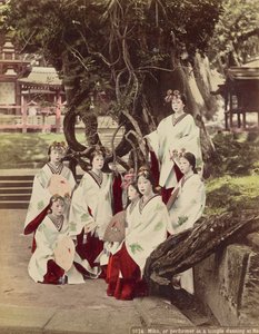 Miko, czyli występ w świątyni Tańcząc w Nara, ok. 1890 r.