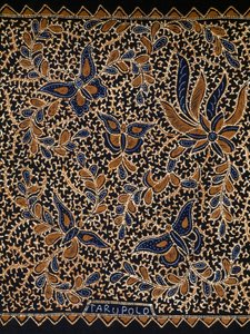 Batik z tradycyjną dekoracją z motyli i kwiatów, Jawa, Indonezja, detal