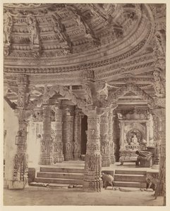 Wnętrze świątyni Delwara z filarami i kopułą na dachu, Mount Abu