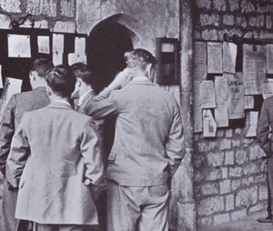 Po Hall, patrząc na tablicę ogłoszeń uczelni autorstwa Laszlo Moholy-Nagy