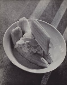 Bananowy bałagan, Kawior z Eton (zdjęcie czarno-białe) autorstwa Laszlo Moholy Nagy