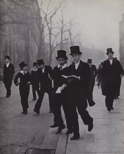 Między kaplicą a szkołą, Eton (zdjęcie czarno-białe) autorstwa Laszlo Moholy Nagy