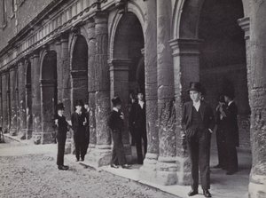 Outside Chambers, Eton, czekając, aż mistrzowie wyjdą (zdjęcie czarno-białe) autorstwa Laszlo Moholy Nagy
