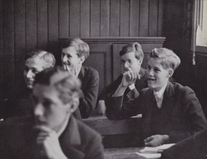 Lżejsza strona nauki, podział w New Schools, Eton (zdjęcie czarno-białe) autorstwa Laszlo Moholy Nagy
