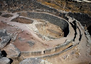 Widok z lotu ptaka na pierwszy krąg grobowców (cmentarz królewski) odkryty przez archeologa Heinricha Schliemanna (1822-1890) w latach 1870: miejsce starożytnego miasta Mykenes na Peloponezie (1500-1100 pne) Grecja