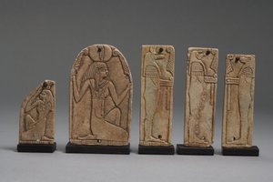 Tablice z wizerunkami Maat, Neftydy i synów Horusa, późny okres dynastyczny (fajans) (zob. także 325656, 325657 i 325658)