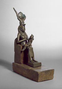 Statuetka wotywna Izydy karmiącej dziecko Horus, odnaleziona w Sakkarze wraz z oryginalnym drewnianym tronem i podstawą (brąz)