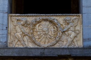 Płyta balustradowa z opromienionym słońcem w girlandzie, płaskorzeźba na fasadzie kościoła San Sebastiano