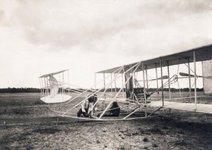 Leon Bollee pracujący na samolocie braci Wright, ok. 1909 autorstwa Leon Bollee