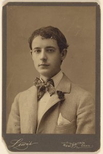 Walter Thomas [młody mężczyzna w muszce i z goździkiem w klapie płaszcza] autorstwa Lewis